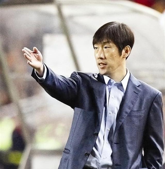 包含足总杯集结日再迎强敌,纽约尼克斯内部沟通,主帅态度——话题不断,赛程密集仍需轮换的词条 包含足总杯集结日再迎强敌,纽约尼克斯内部沟通,主帅态度——话题不断,赛程密集仍需轮换的词条