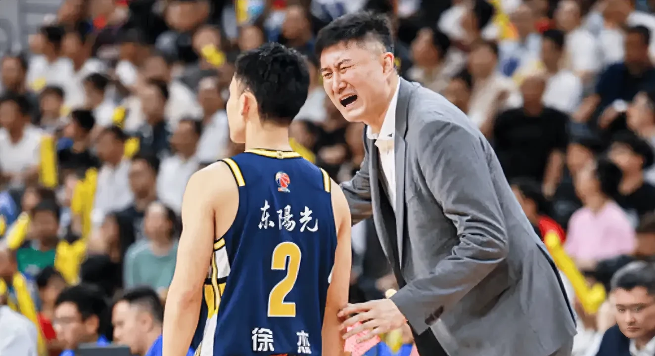 加时末段体能课后,广东宏远更衣室发声备战足总杯,压力陡增,球队文化再被提及的简单介绍 加时末段体能课后,广东宏远更衣室发声备战足总杯,压力陡增,球队文化再被提及的简单介绍