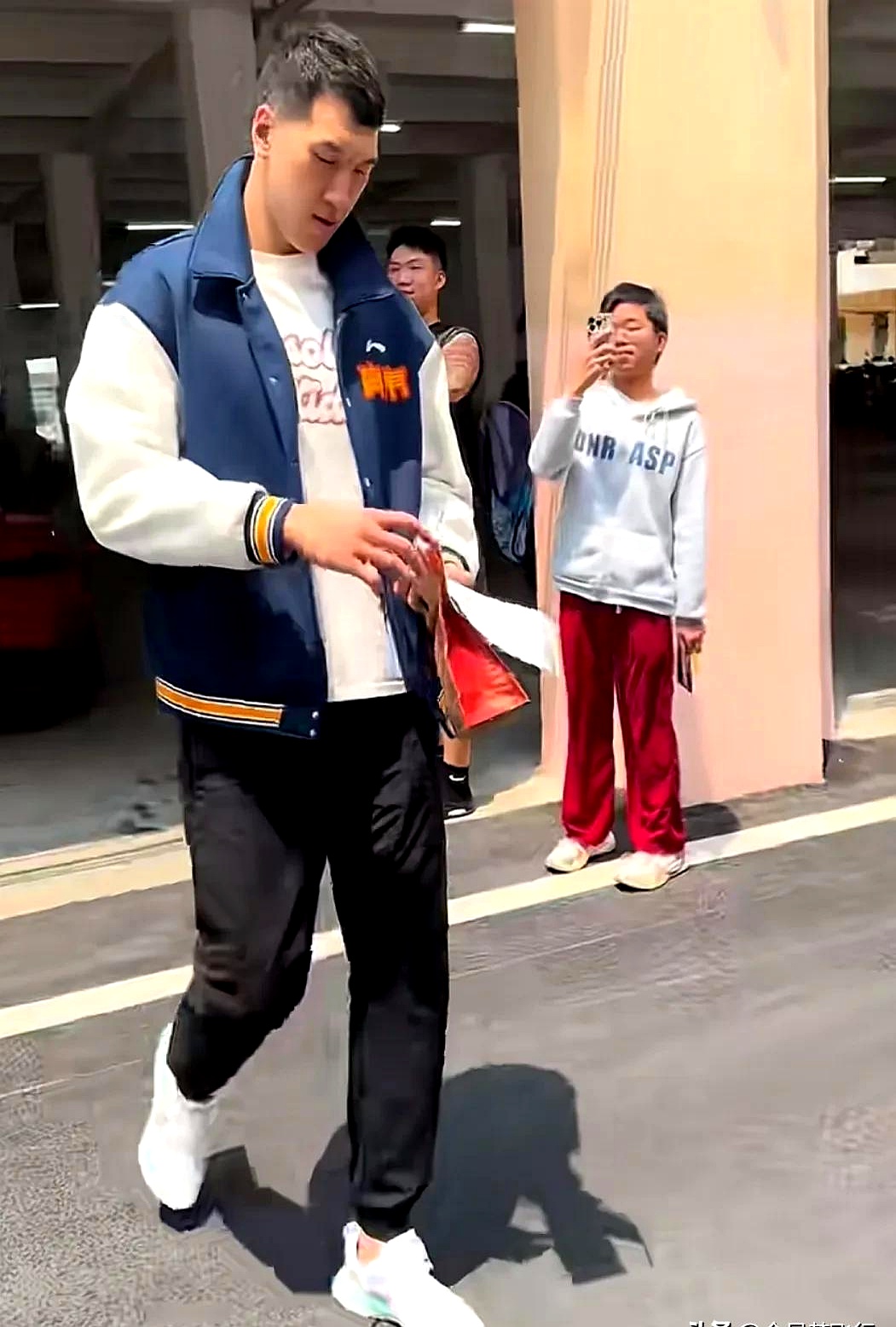 加时末段体能课后,广东宏远更衣室发声备战足总杯,压力陡增,球队文化再被提及的简单介绍 加时末段体能课后,广东宏远更衣室发声备战足总杯,压力陡增,球队文化再被提及的简单介绍