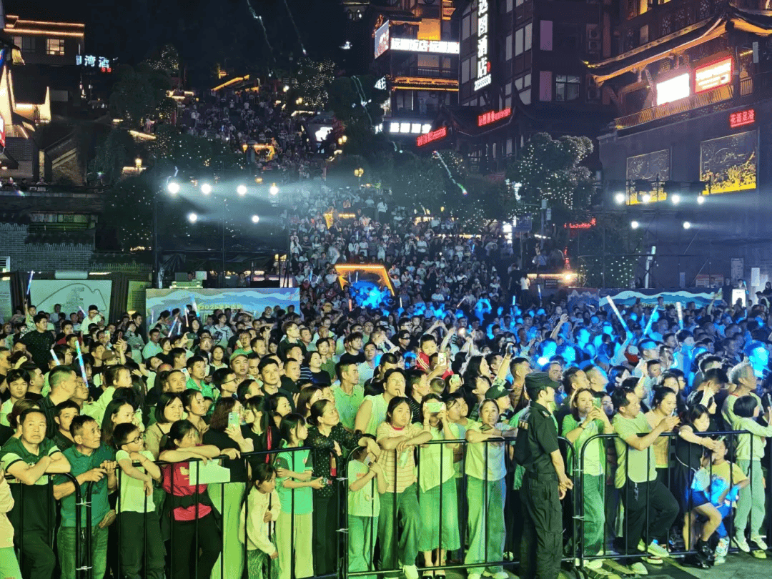  西班牙巴伦西亚遭百年来最强风暴袭击 