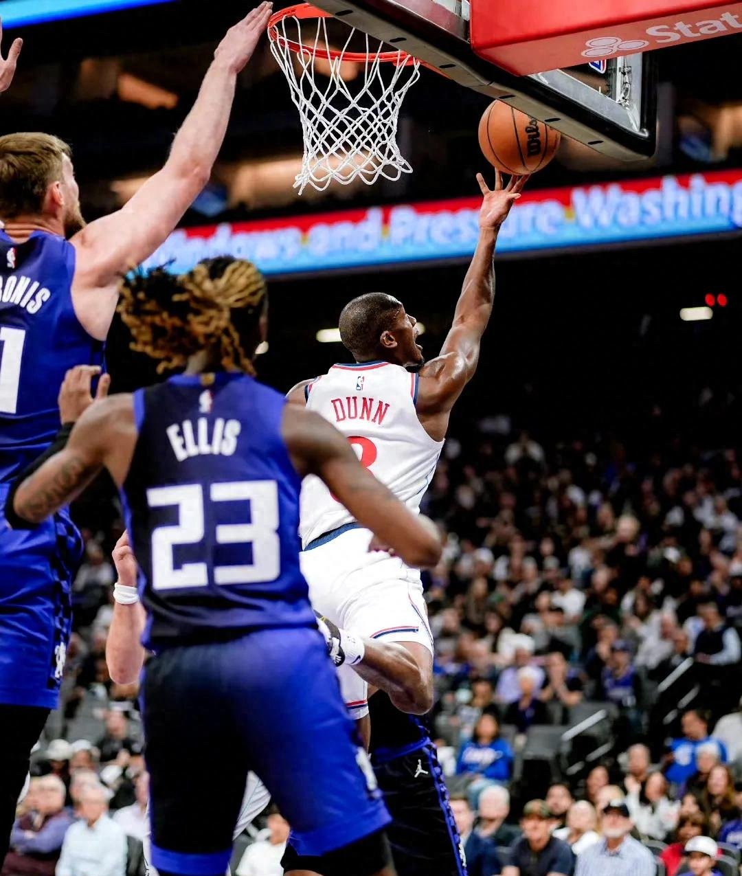 NBA常规赛冲刺阶段走向成谜，法兰克福再遭质疑，赛场秩序良好，训练强度明显提升的简单介绍