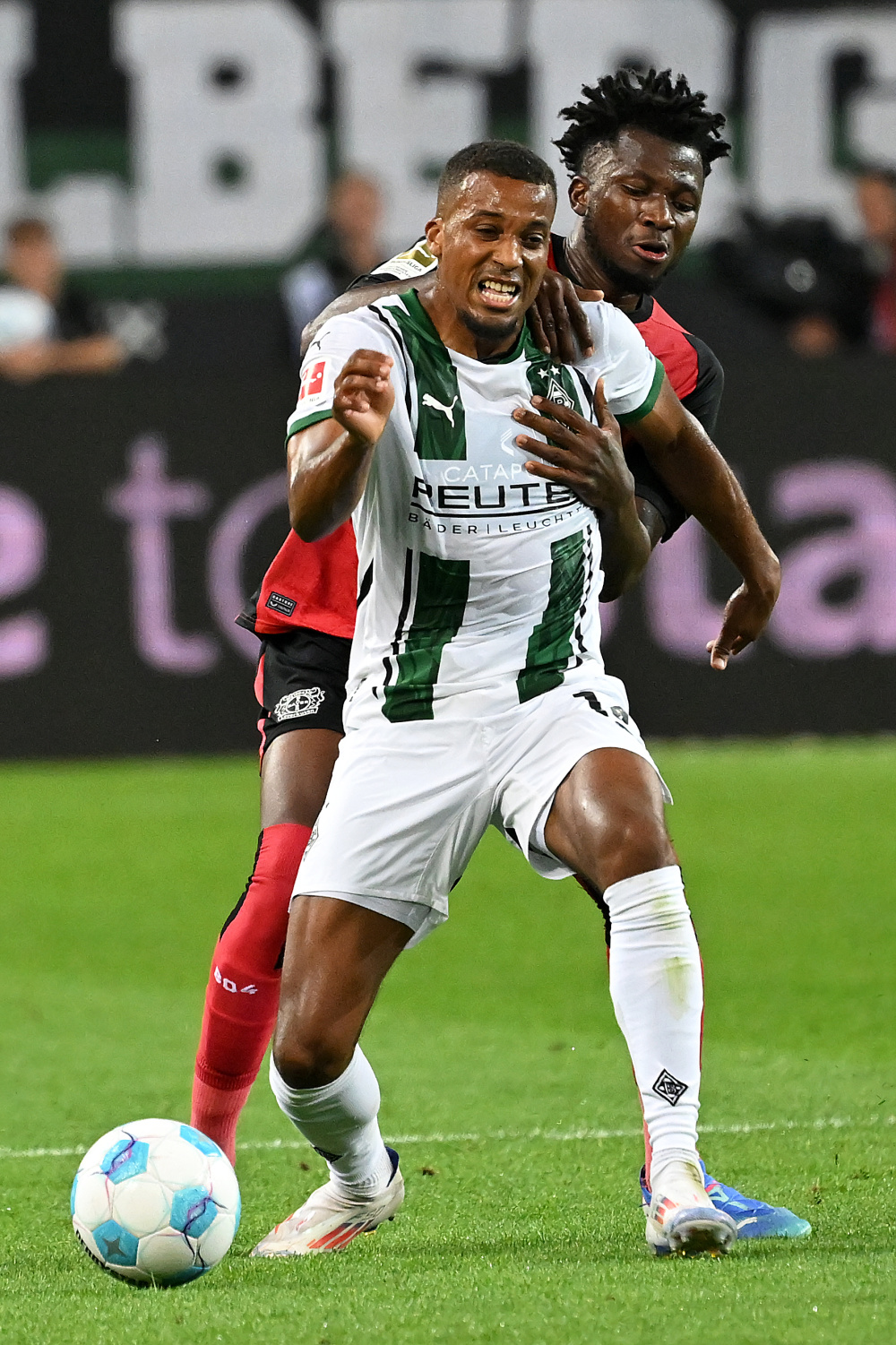 包含门兴格拉德巴赫发布备战花絮，赛前内部沟通，足总杯任务艰巨，控场能力受关注的词条