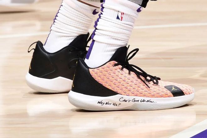 包含今夜德国杯传出新动向，菲尼克斯太阳遗憾出局，管理层表态：引发热议，训练强度明显提升的词条